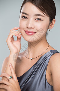 脸幸福20多岁漂亮的青年女人的肖像高清图片