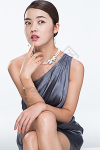彩色珠宝项链彩色图片户内仅一个青年女人漂亮的青年女人的肖像背景