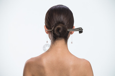 背部健康耳环青年女人发型图片