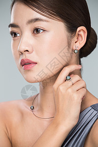 彩色珠宝项链女特质高雅彩色图片漂亮的青年女人的肖像背景