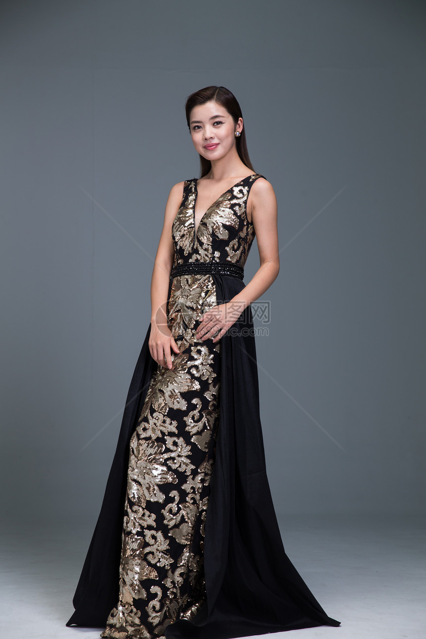 长发20多岁亚洲人身穿晚礼服的优雅女图片