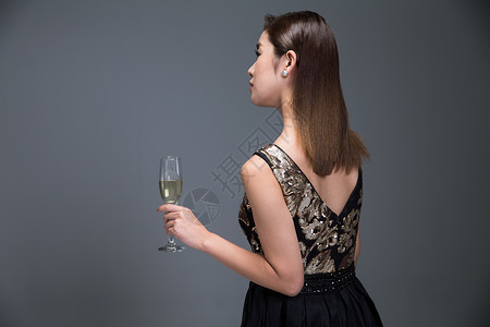 酒杯仅一个青年女人奢华身穿晚礼服的优雅女图片