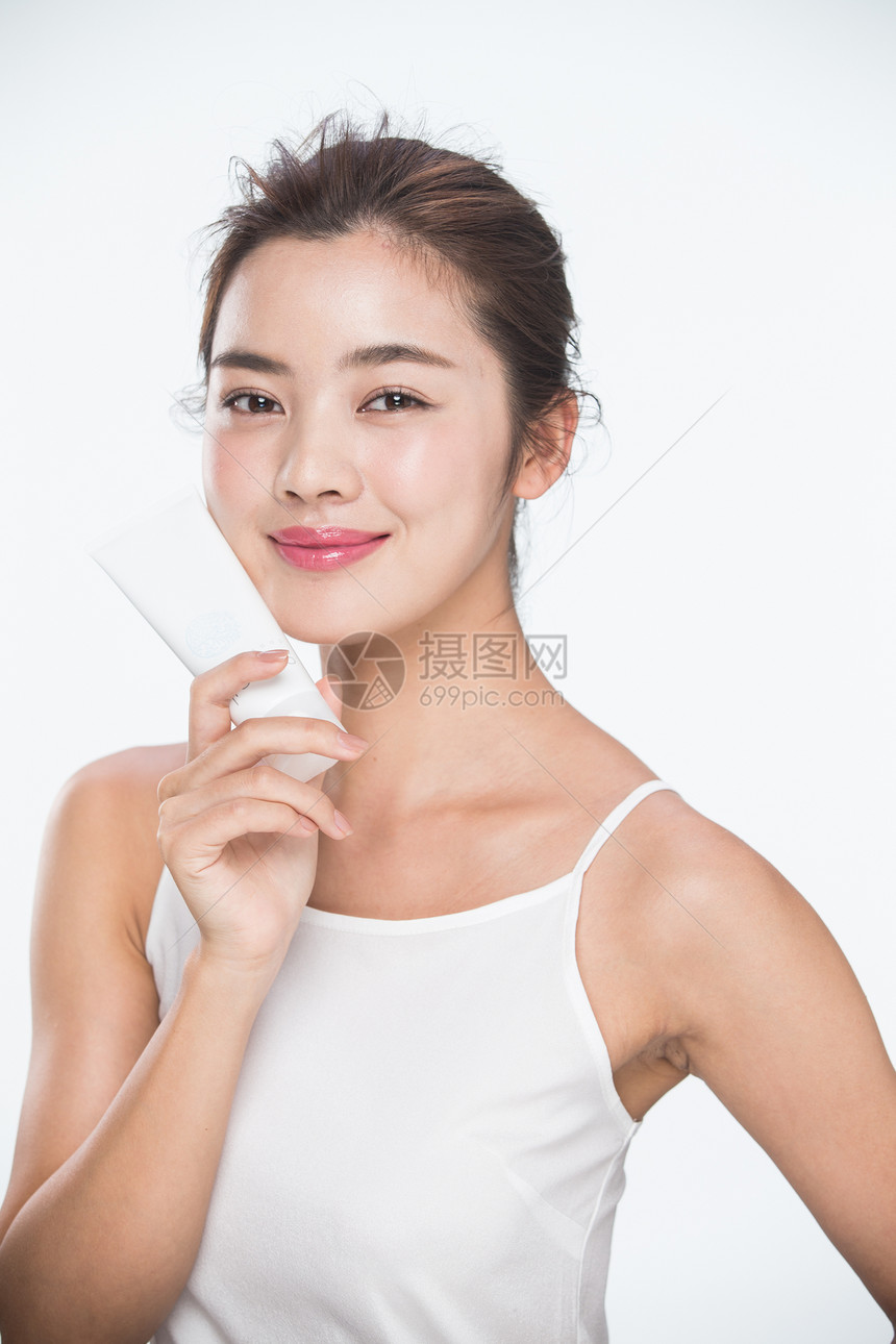 东亚成年人注视镜头青年女人拿着护肤品图片