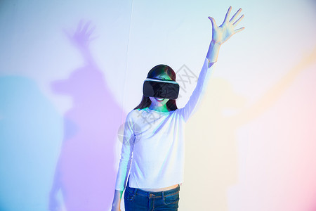 科技戴着VR眼镜的青年女人图片