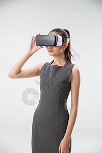 电子商务戴着VR眼镜的青年女人图片