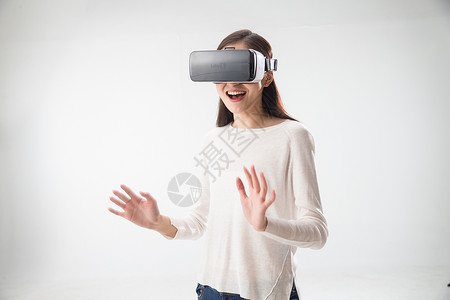 信息娱乐戴着VR眼镜的青年女人背景