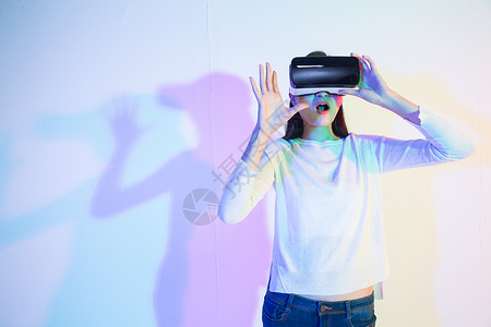 虚拟现实模拟器使用vr眼镜的青年女子背景