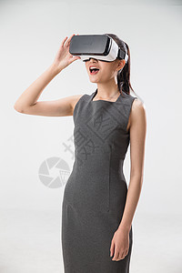 影棚拍摄户内个戴着VR眼镜的青年女人高清图片