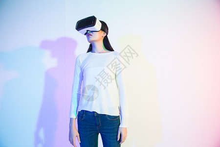 科技与现实未来智能戴着VR眼镜的青年女人背景