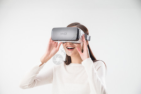 创新快乐戴着VR眼镜的青年女人图片