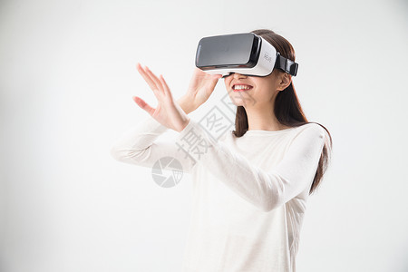3D投影仪戴着VR眼镜的青年女人背景
