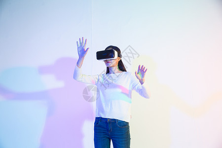 自动化戴着VR眼镜的青年女人图片