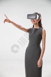 自动化专业网络多媒体戴着VR眼镜的青年女人背景