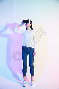 3D灯光戴着VR眼镜的青年女人背景