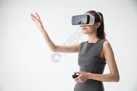 多媒体戴着VR眼镜的青年女人图片