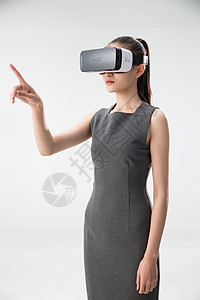 掌握未来未来智能戴着VR眼镜的青年女人背景