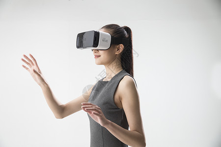 掌握信息快乐触摸网络空间戴着VR眼镜的青年女人背景