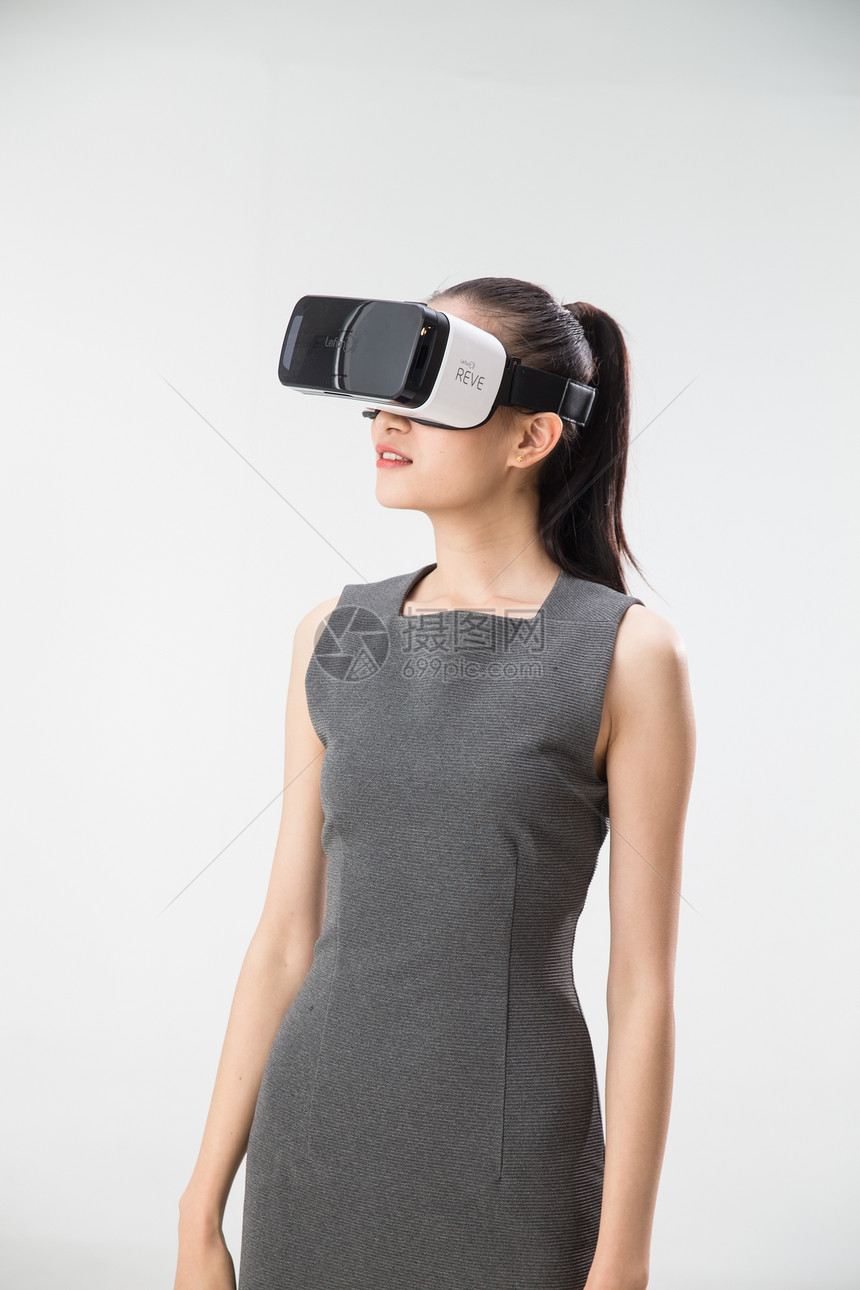 留白白领东方人戴着VR眼镜的青年女人图片