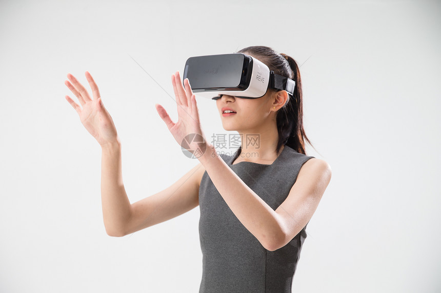 技术仅女人自由戴着VR眼镜的青年女人图片