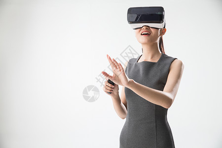 眼部技术现代3d眼镜亚洲戴着VR眼镜的青年女人背景
