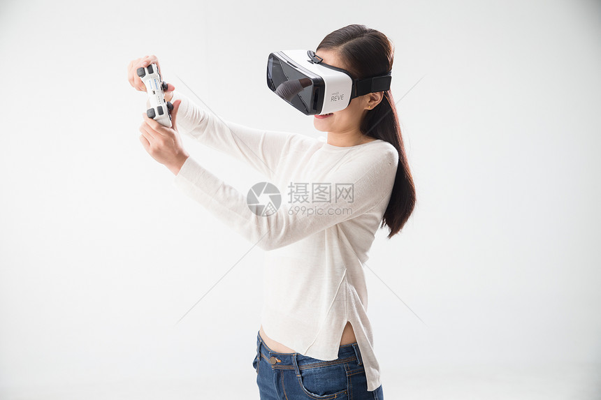 白昼移动式职业戴着VR眼镜的青年女人图片