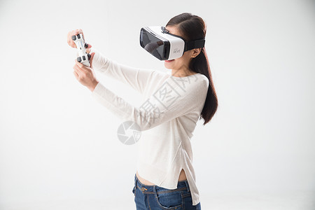 摄像机控制手柄白昼移动式职业戴着VR眼镜的青年女人背景