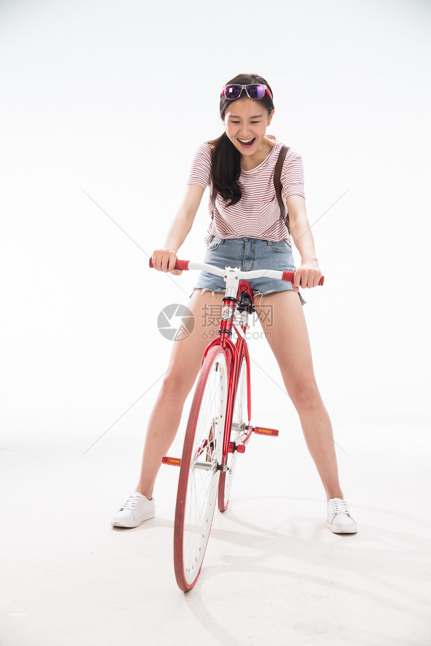 一个青年女人青年女孩骑车旅行图片