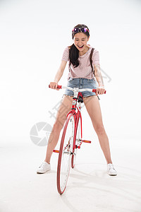 一个青年女人青年女孩骑车旅行图片
