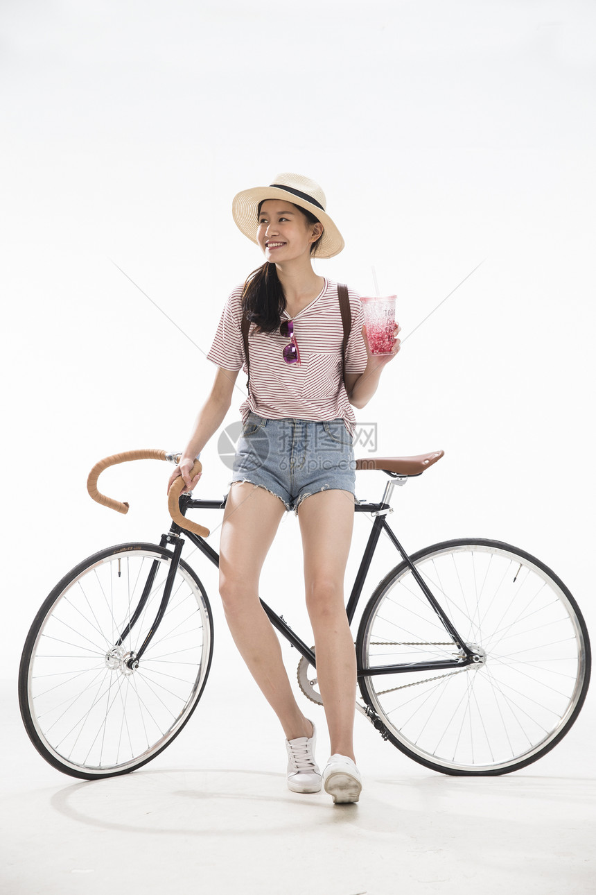 旅途青春兴奋青年女孩骑车旅行图片