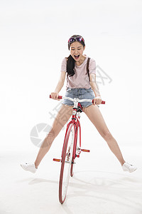 20多岁背包青年女孩骑车旅行图片