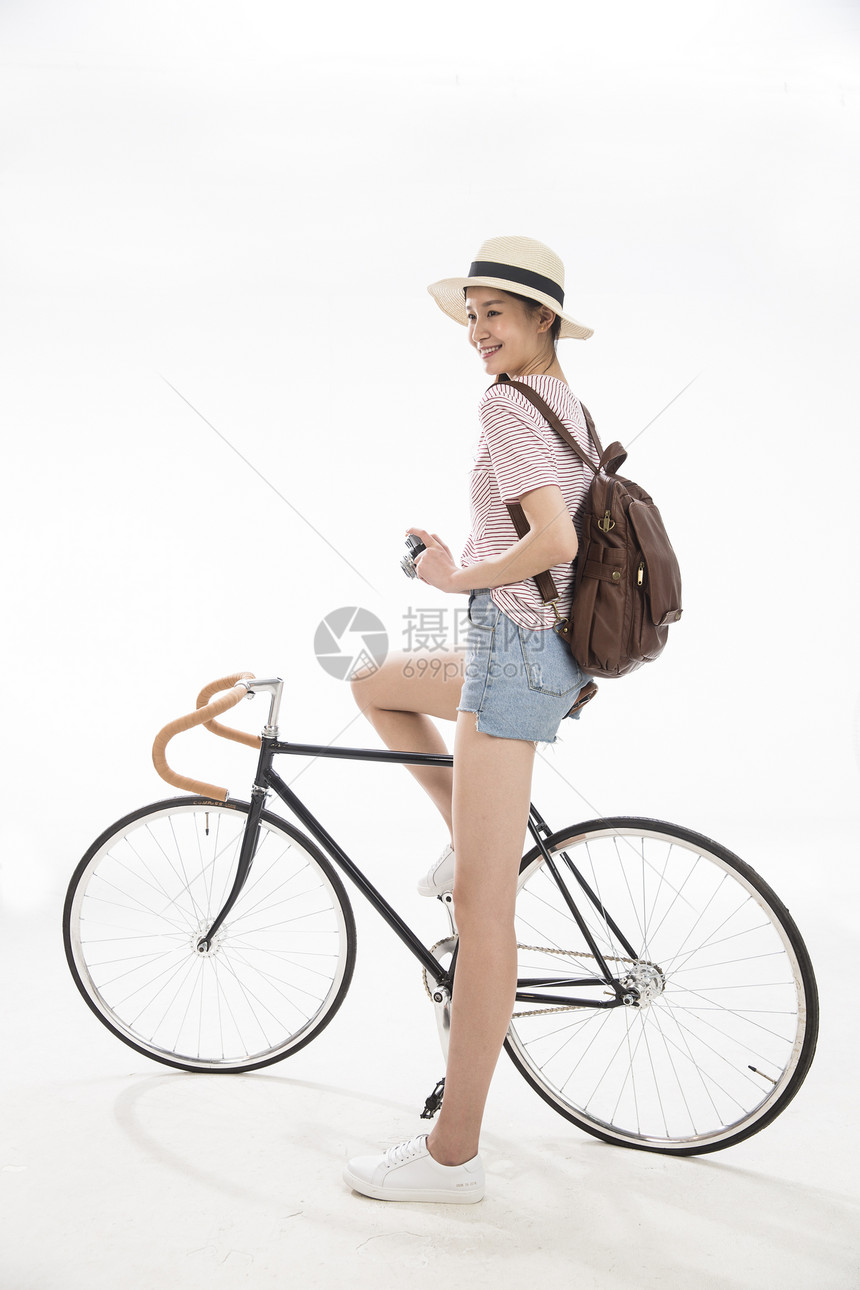 兴奋轻装旅行青年女孩骑车旅行图片