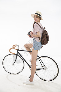 幸福交通方式仅一个青年女人青年女孩骑车旅行图片