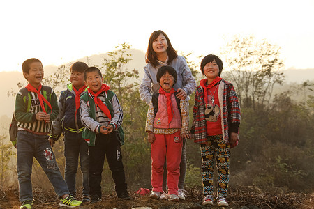 童年女人小学生乡村女教师和学生在户外图片