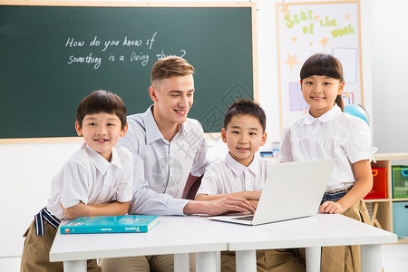 亚洲人人乐趣教师和小学生在教室里图片