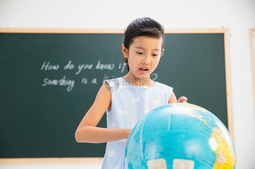 女孩希望信心小学女生在教室里图片