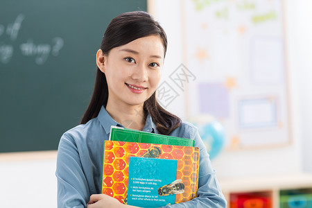 仅一个青年女人现代衬衫女教师在教室里图片