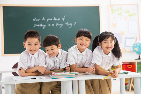 骄傲的孩子骄傲四个人小学女生小学生在教室里学习背景