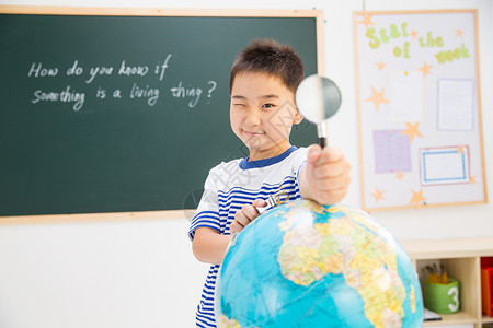 银灰色几何球体小学男生在教室里背景