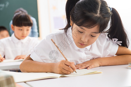 微笑女生表情渴望小学女生女孩小学生在教室里学习背景