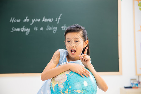 淡紫色几何球体小学女生在教室里背景