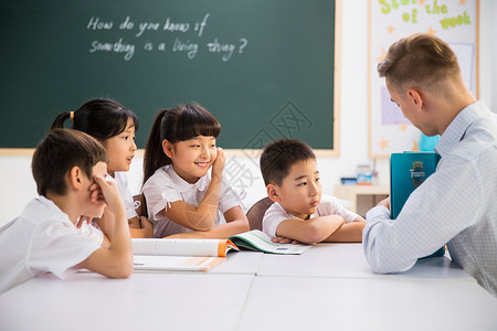 小朋友讨论教师和小学生在教室里背景