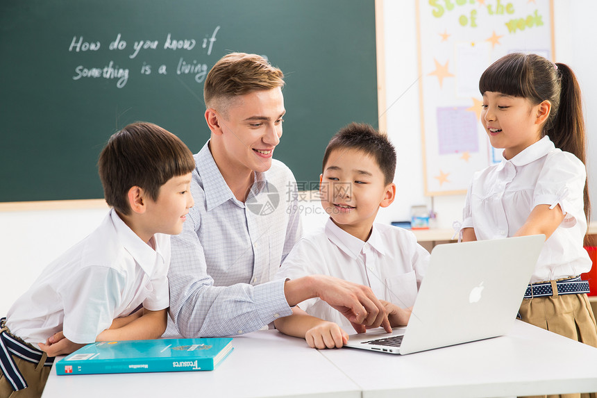 成年人希望黑板教师和小学生在教室里图片