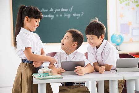 儿童产品幸福天真小学生在使用平板电脑背景