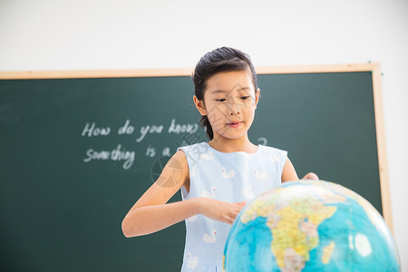 个希望学习小学女生在教室里图片