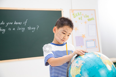 淡紫色几何球体微笑的男孩知识小学男生在教室里背景