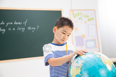 金黄色几何球体微笑的男孩知识小学男生在教室里背景