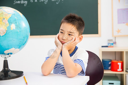 金黄色几何球体水平构图学校课堂小学男生在教室里背景