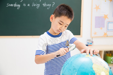 金黄色几何球体学习休闲科学小学男生在教室里背景