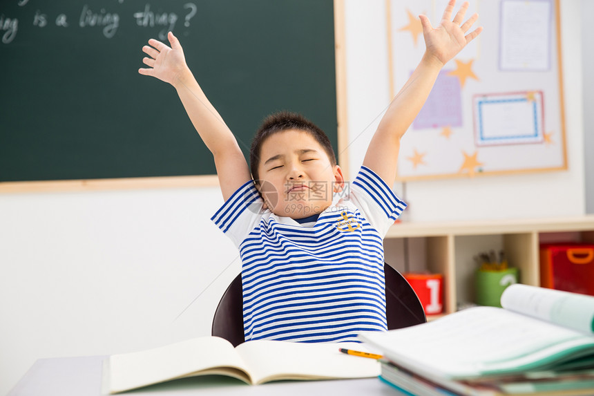 学龄儿童不高兴的白昼小学男生在教室里图片