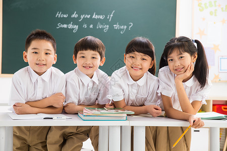 四个小孩四个人亚洲人书小学生在教室里学习背景